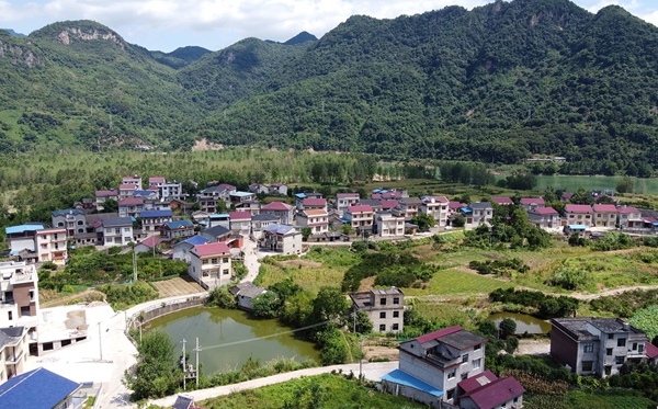 昔日“阴”“穷“的龙峰村秋家沟变成热闹非凡的“幸福沟”