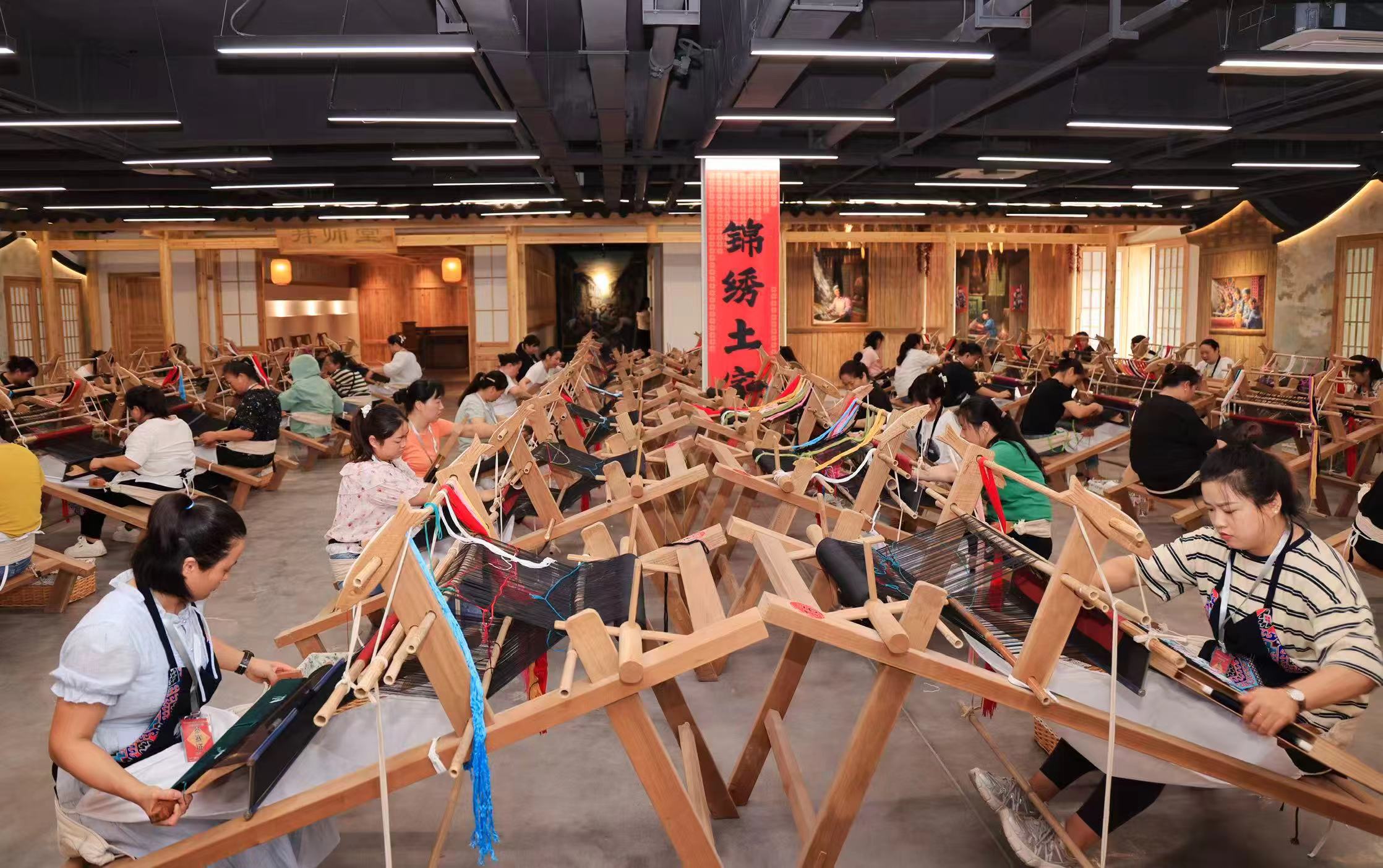 经纬间的千年传承:丁世举与土家织锦的发展之路