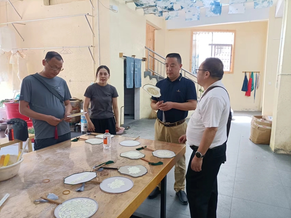 张家界市文旅局公共服务艺术非遗科深入调研蓝印花布技艺传承