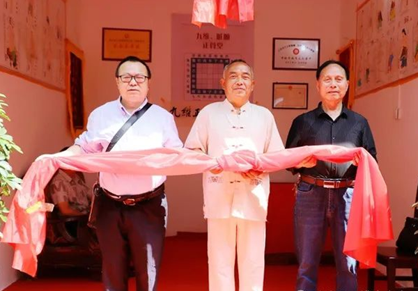 张家界市非遗促进会为九维正骨康健堂揭牌,传承中医文化,惠及乡民和游客