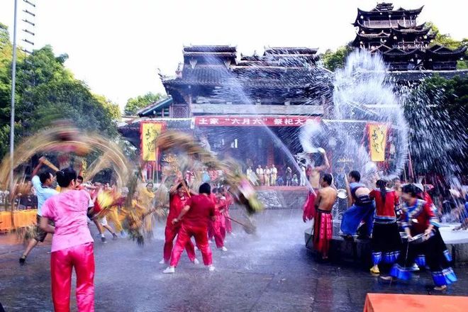 奇异水辣的张家界土家祈雨庆丰收的泼水龙习俗