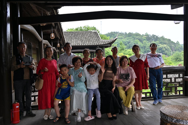 张家界市非遗促进会到永定区王家坪镇砂子垭村参加插秧体验活动(组图)